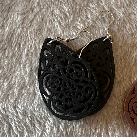Set of 4 wooden Teardrop Filigree Earrings - Picture 2 of 5